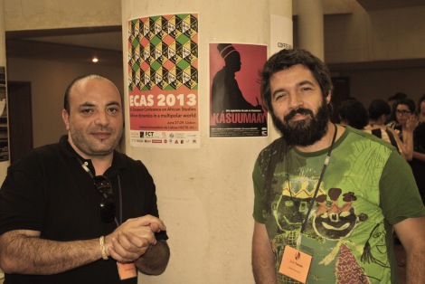 Xavier Puigserver, a l’esquerra, i Jordi Tomàs, durant el congrés, amb el cartell del documental al fons